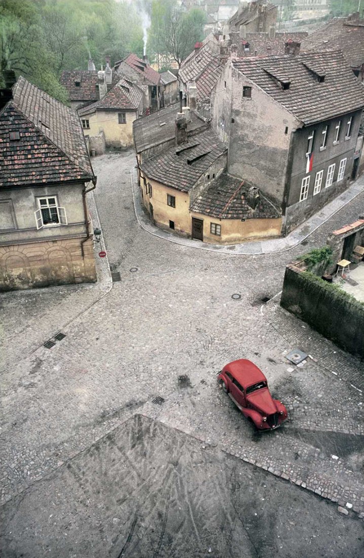 PAESAGGIO URBANO. PRAGA. 1967 © Franco Fontana // Cortesía SR Arte Contemporanea – MONDO GALERIA.