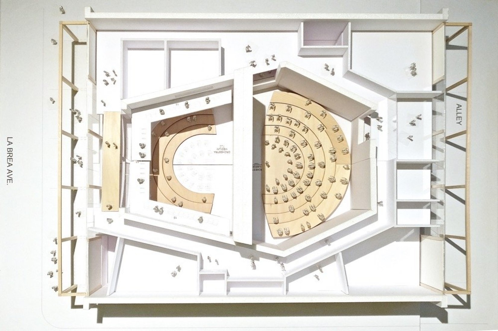 Configuración para dos espacios más pequeños de representación. Vista desde arriba de la maqueta del Centro Judith y Thomas L. Beckmen YOLA Center. Fotografía cortesía de Gehry Partners, LLP