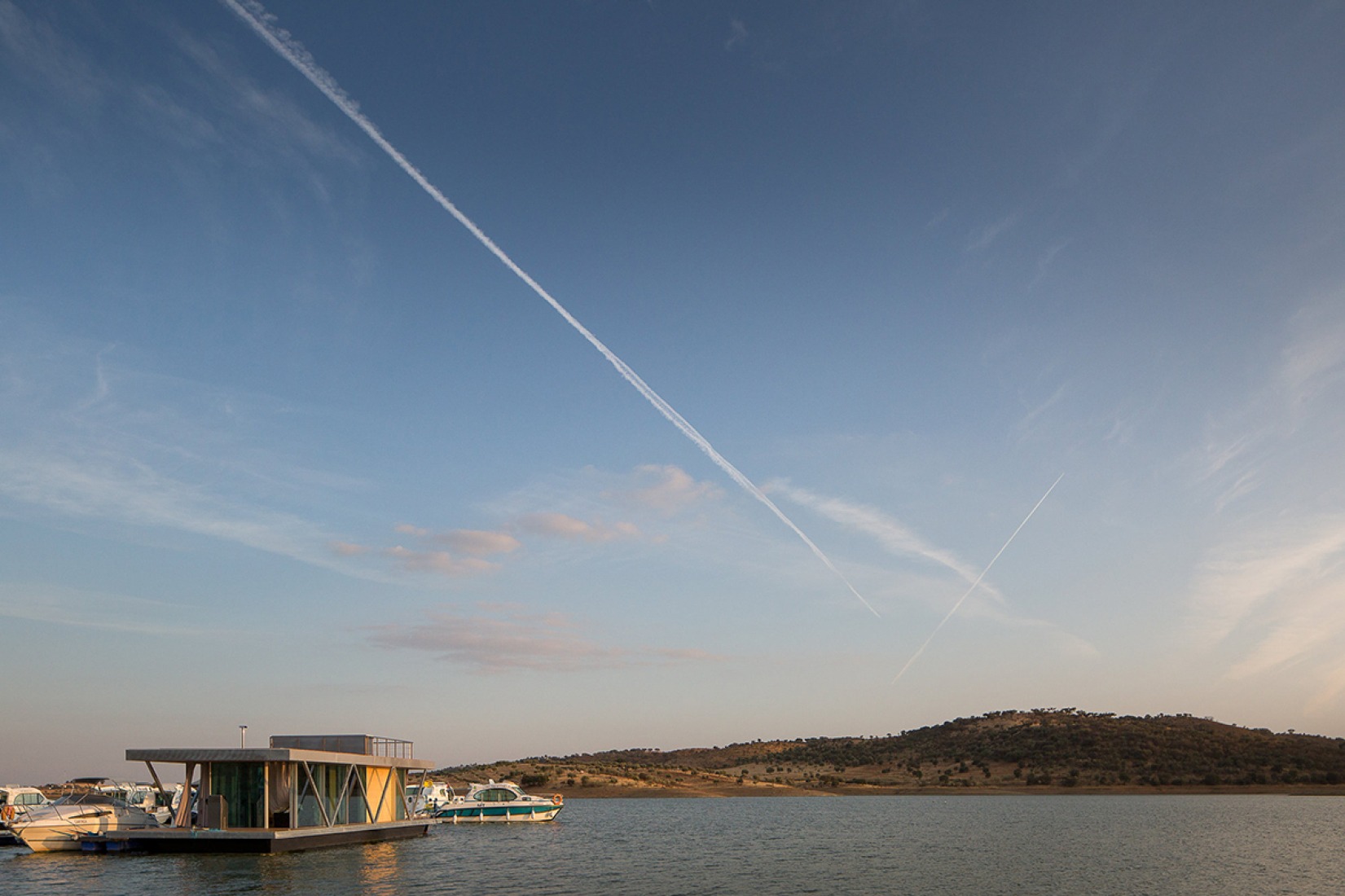 Exterior view of the Floating house, by Friday S.A. Photography © José Campos