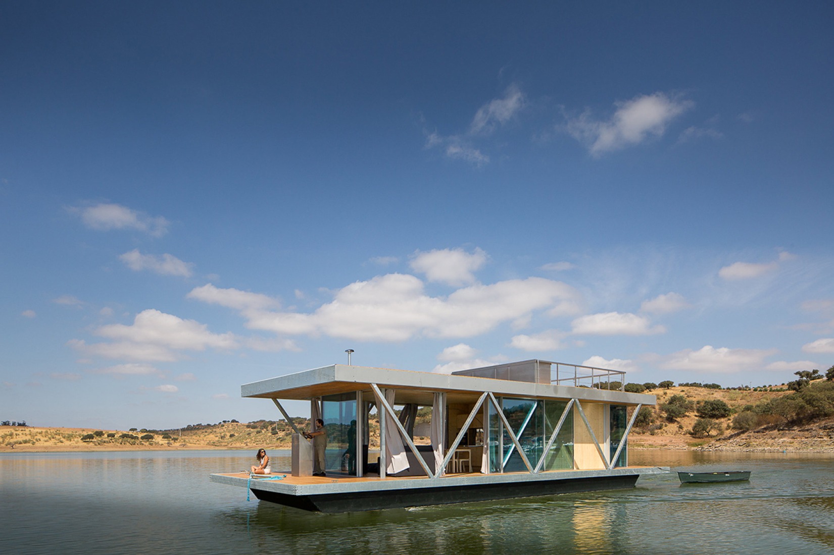Exterior view of the Floating house, by Friday S.A. Photography © José Campos. 