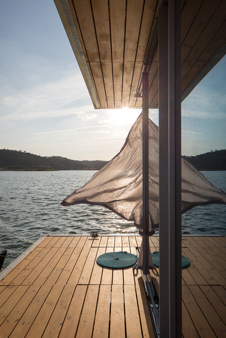 Exterior view of the Floating house, by Friday S.A. Photography © José Campos