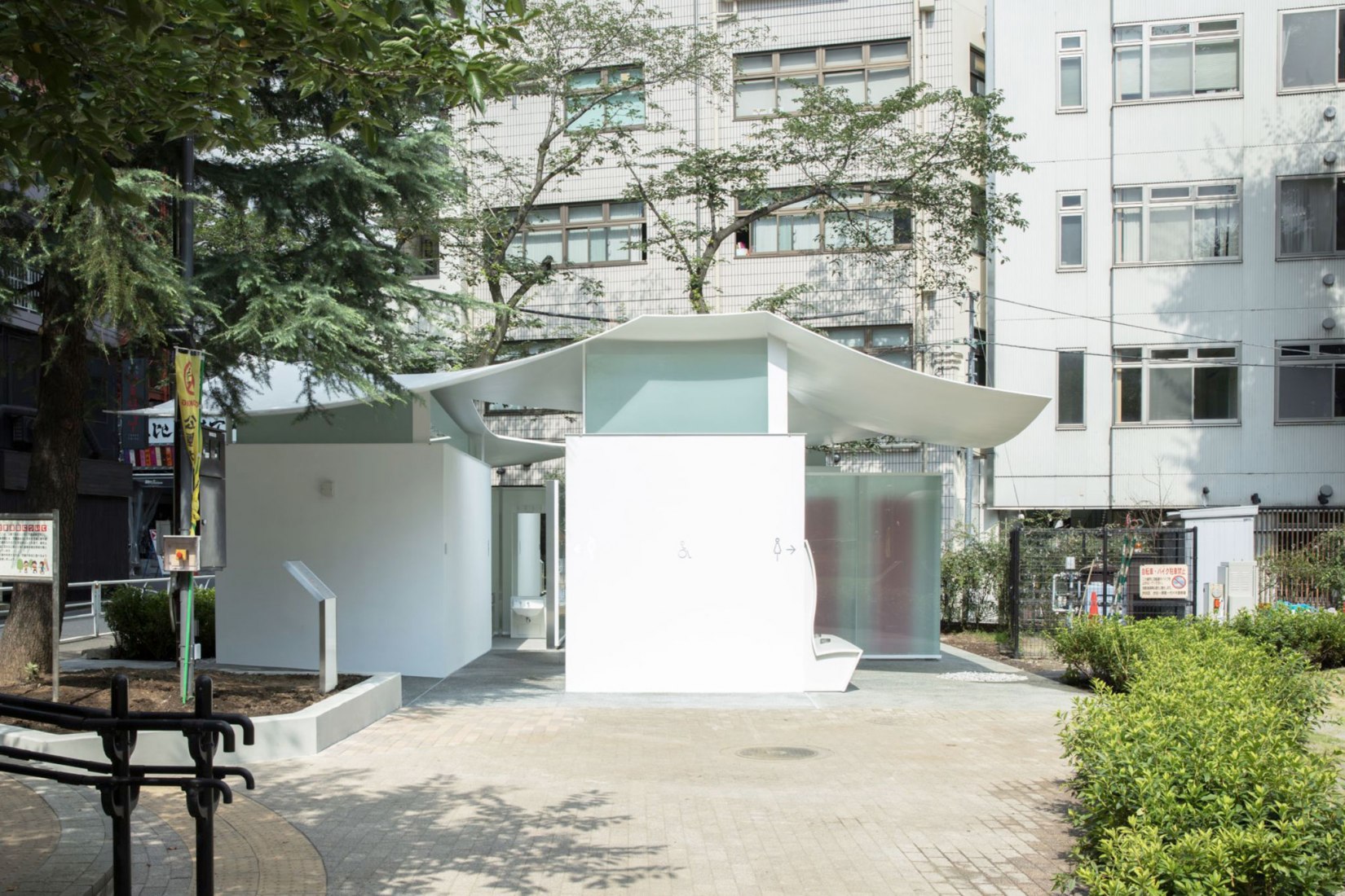 Inodoro en Ebisu East Park por Fumihiko Maki. Fotografía por Satoshi Nagare