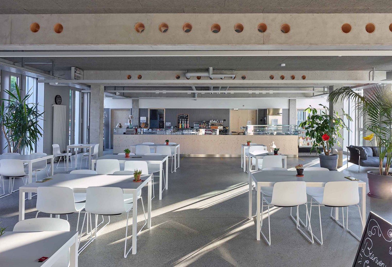 Talleres socioeducativos para personas con discapacidad de la Fundación l'Espérance por FWG Architects. Fotografía por Thomas Jantscher.