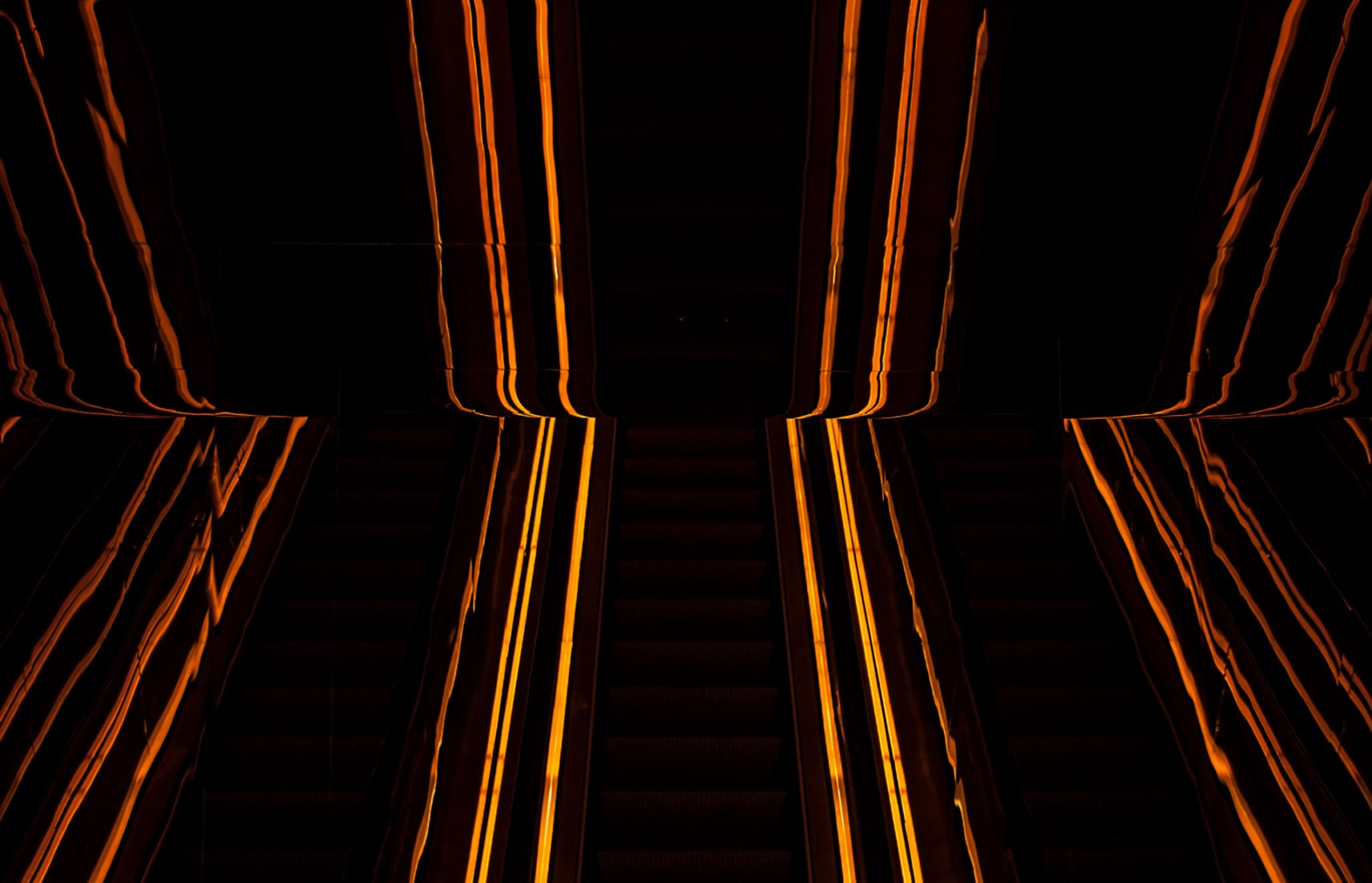 Ascensión reflexiva calida. Entes brillantes por Gabriel Asdrúbal