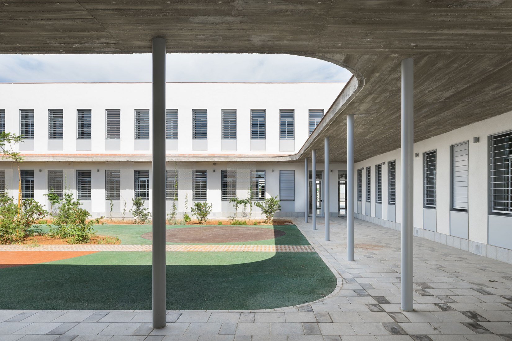 Colegio Eucaliptus de Infantil y Primaria por Gabriel Verd Arquitectos. Fotografía por Juanca Lagares