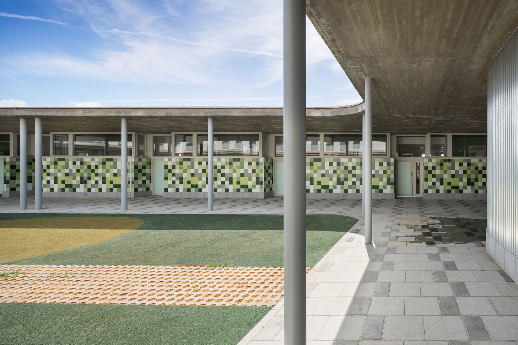 Colegio Eucaliptus de Infantil y Primaria por Gabriel Verd Arquitectos. Fotografía por Juanca Lagares