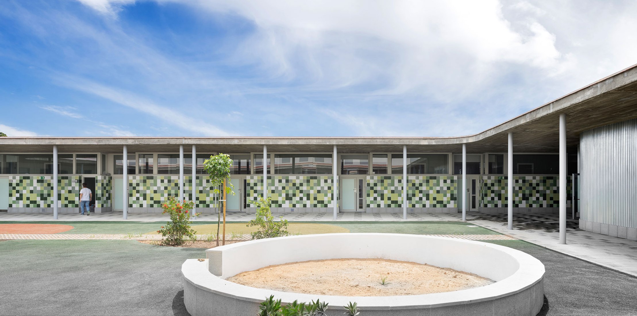 Colegio Eucaliptus de Infantil y Primaria por Gabriel Verd Arquitectos. Fotografía por Juanca Lagares