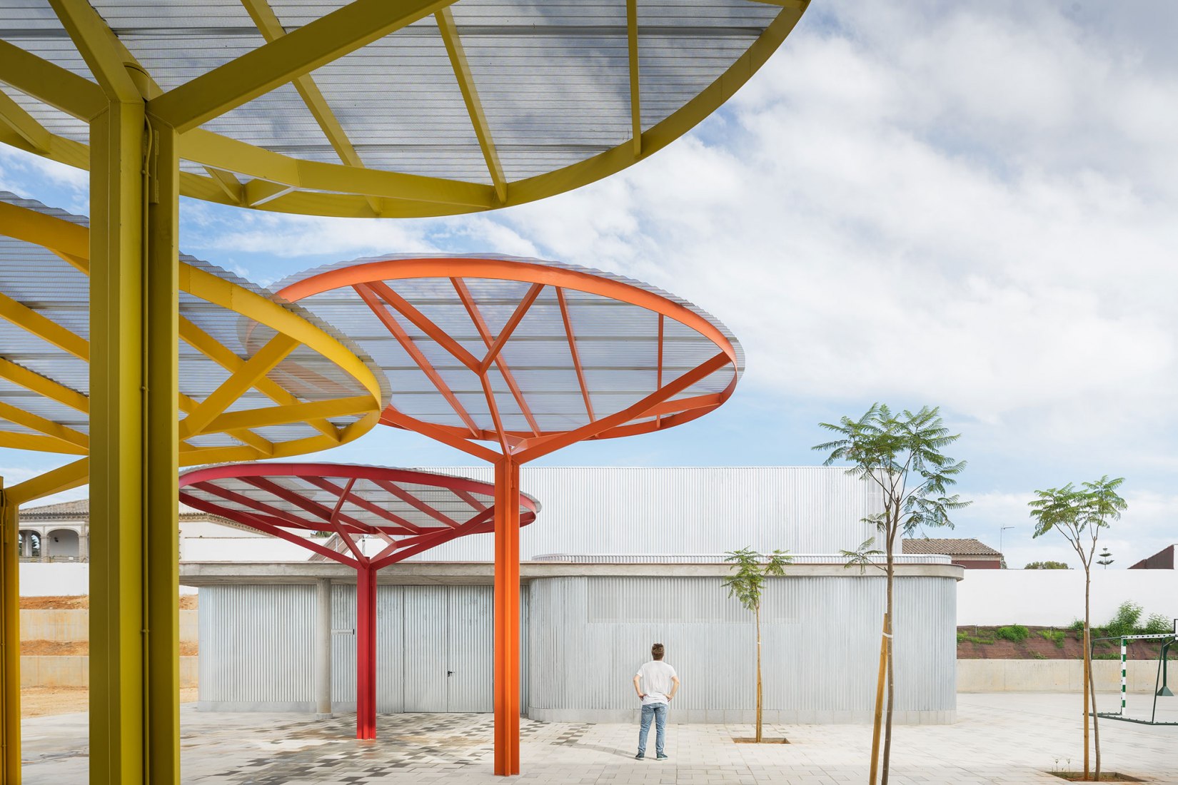 Colegio Eucaliptus de Infantil y Primaria por Gabriel Verd Arquitectos. Fotografía por Juanca Lagares
