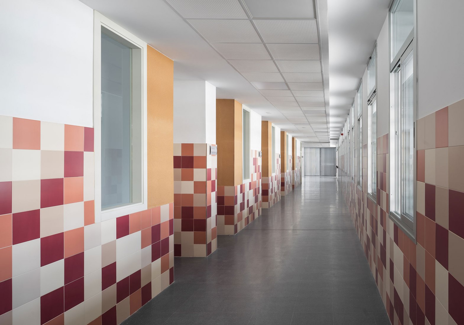 Colegio Eucaliptus de Infantil y Primaria por Gabriel Verd Arquitectos. Fotografía por Juanca Lagares