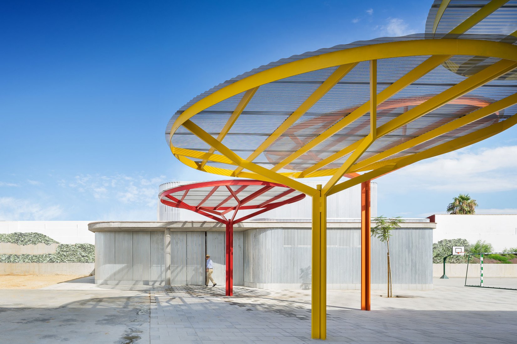 Colegio Eucaliptus de Infantil y Primaria por Gabriel Verd Arquitectos. Fotografía por Juanca Lagares