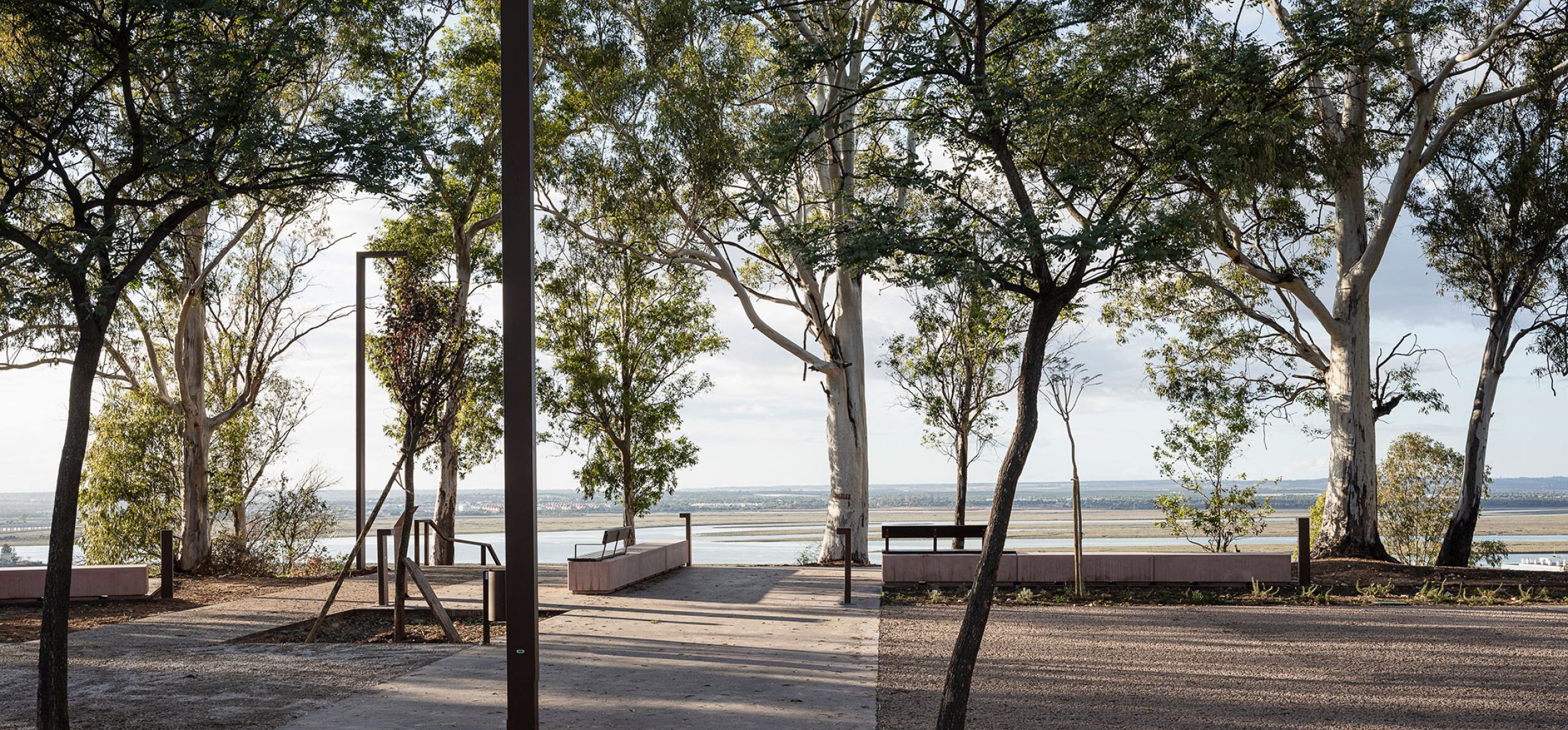 Landscape adaptation in the Cornisa and Laderas del Conquero by M. Luz Galdames Márquez and Luisa Alarcón González and estudio ACTA. Photograph by Fernando Alda.