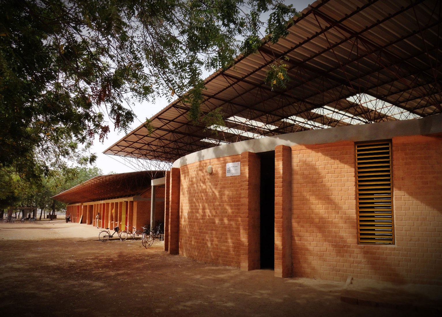 Biblioteca para la Escuela Primaria de Gando por Kéré Architecture. Fotografía por Francis Kéré