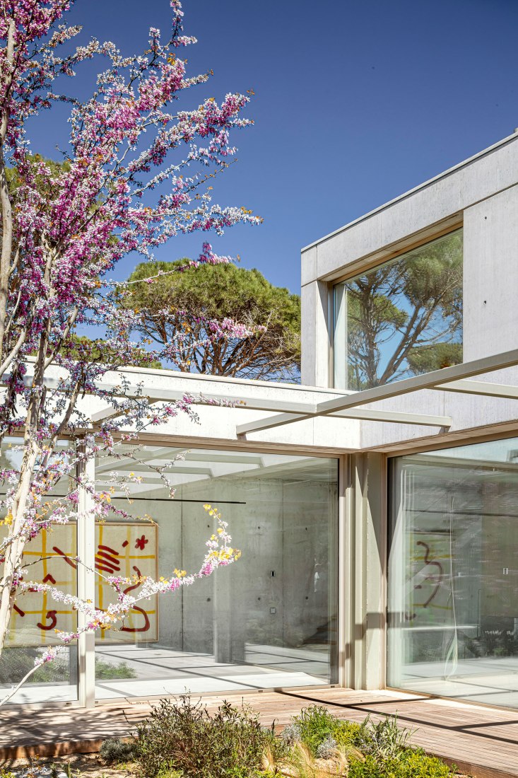 Casa a Begur por Garcés de Seta Bonet arquitectes. Fotografía por Adrià Goula.