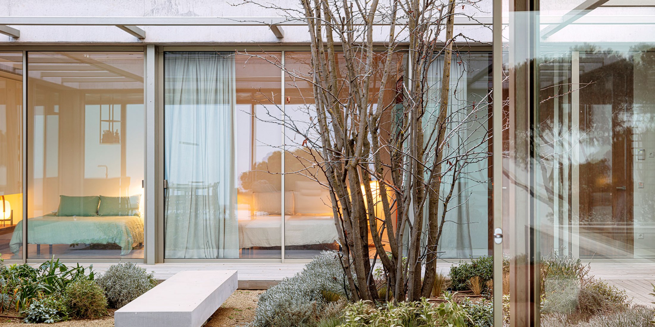 Casa a Begur por Garcés de Seta Bonet arquitectes. Fotografía por Adrià Goula.
