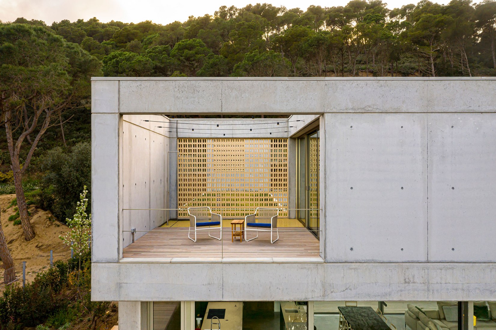 Casa a Begur por Garcés de Seta Bonet arquitectes. Fotografía por Adrià Goula.