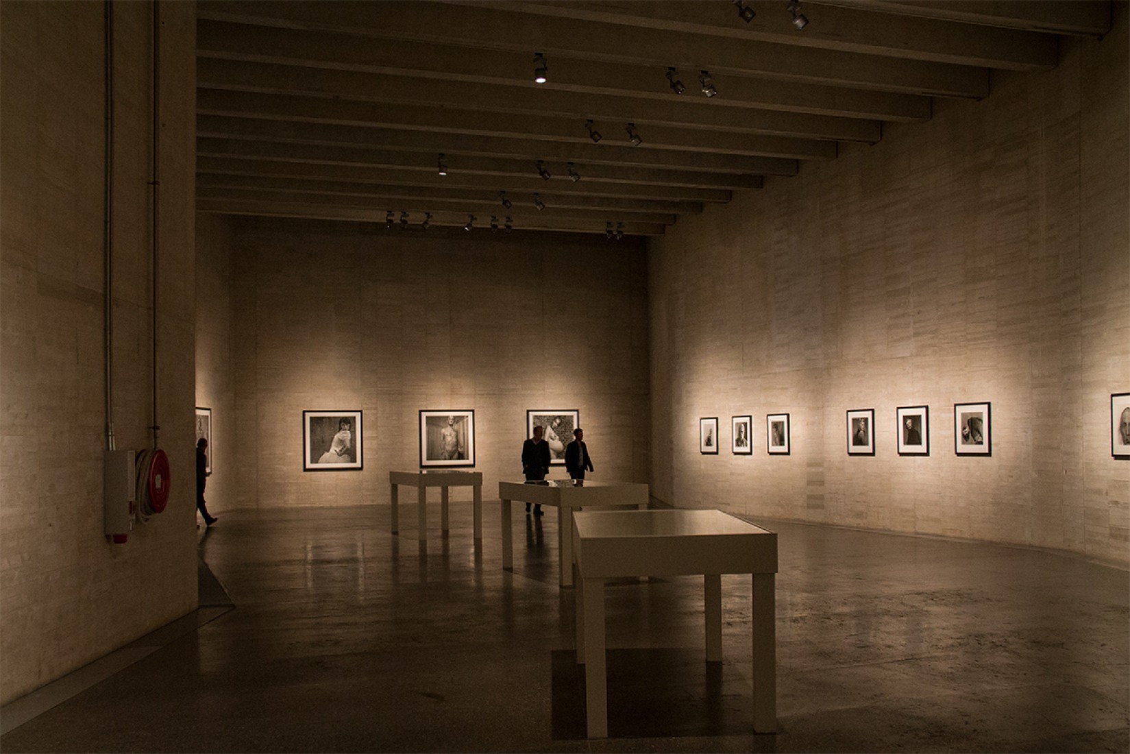 Imagen de la exposición Sombras del Viento, de Alberto García-Alix, en el MUSAC. Fotografía por Andrea Portillo / METALOCUS.