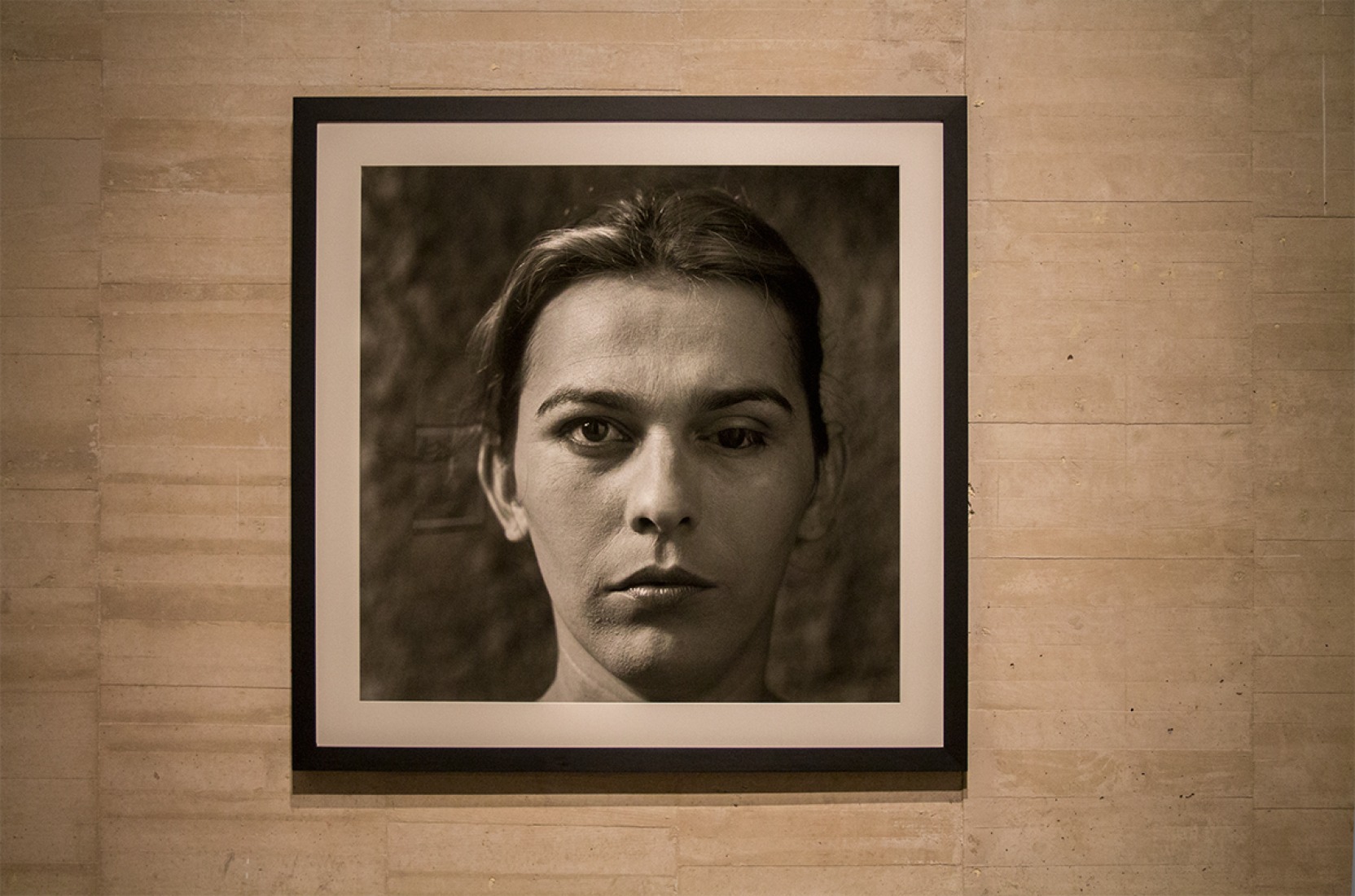 Imagen de la exposición Sombras del Viento, de Alberto García-Alix, en el MUSAC. Fotografía por Andrea Portillo / METALOCUS.