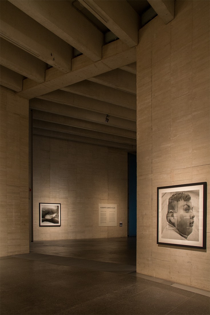 Imagen de la exposición Sombras del Viento, de Alberto García-Alix, en el MUSAC. Fotografía por Andrea Portillo / METALOCUS.