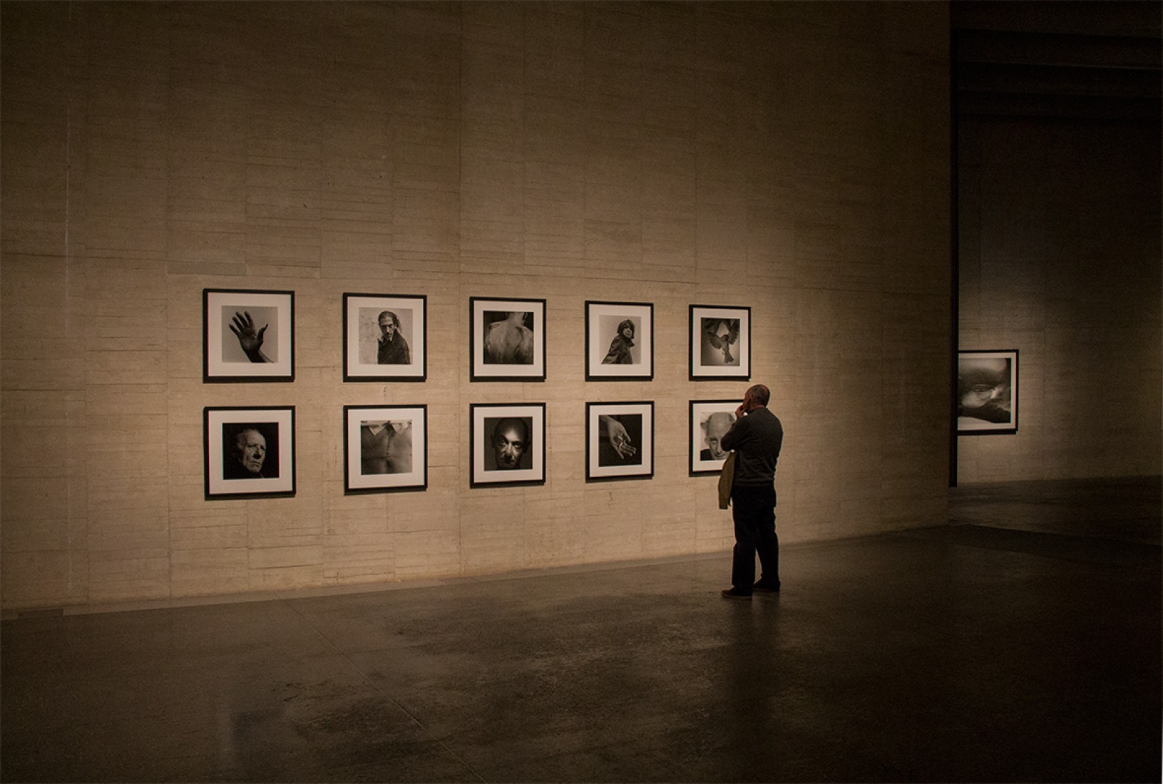 Imagen de la exposición Sombras del Viento, de Alberto García-Alix, en el MUSAC. Fotografía por Andrea Portillo / METALOCUS.