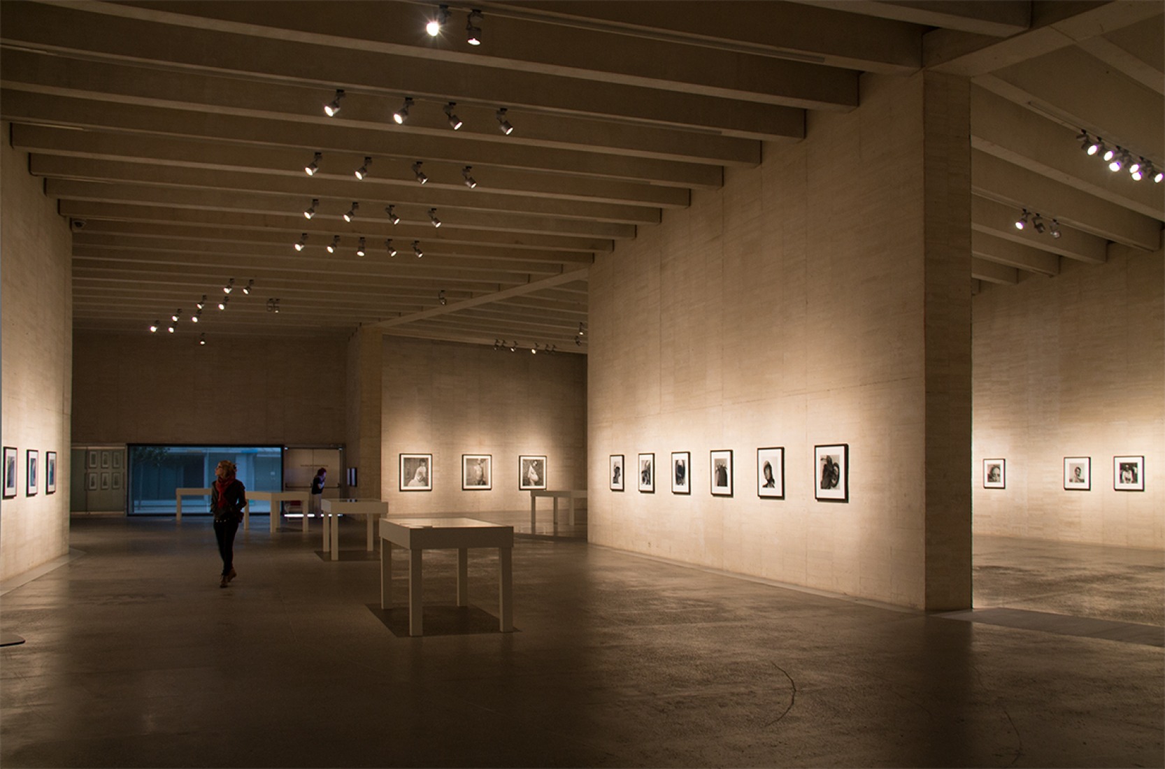 Imagen de la exposición Sombras del Viento, de Alberto García-Alix, en el MUSAC. Fotografía por Andrea Portillo / METALOCUS.