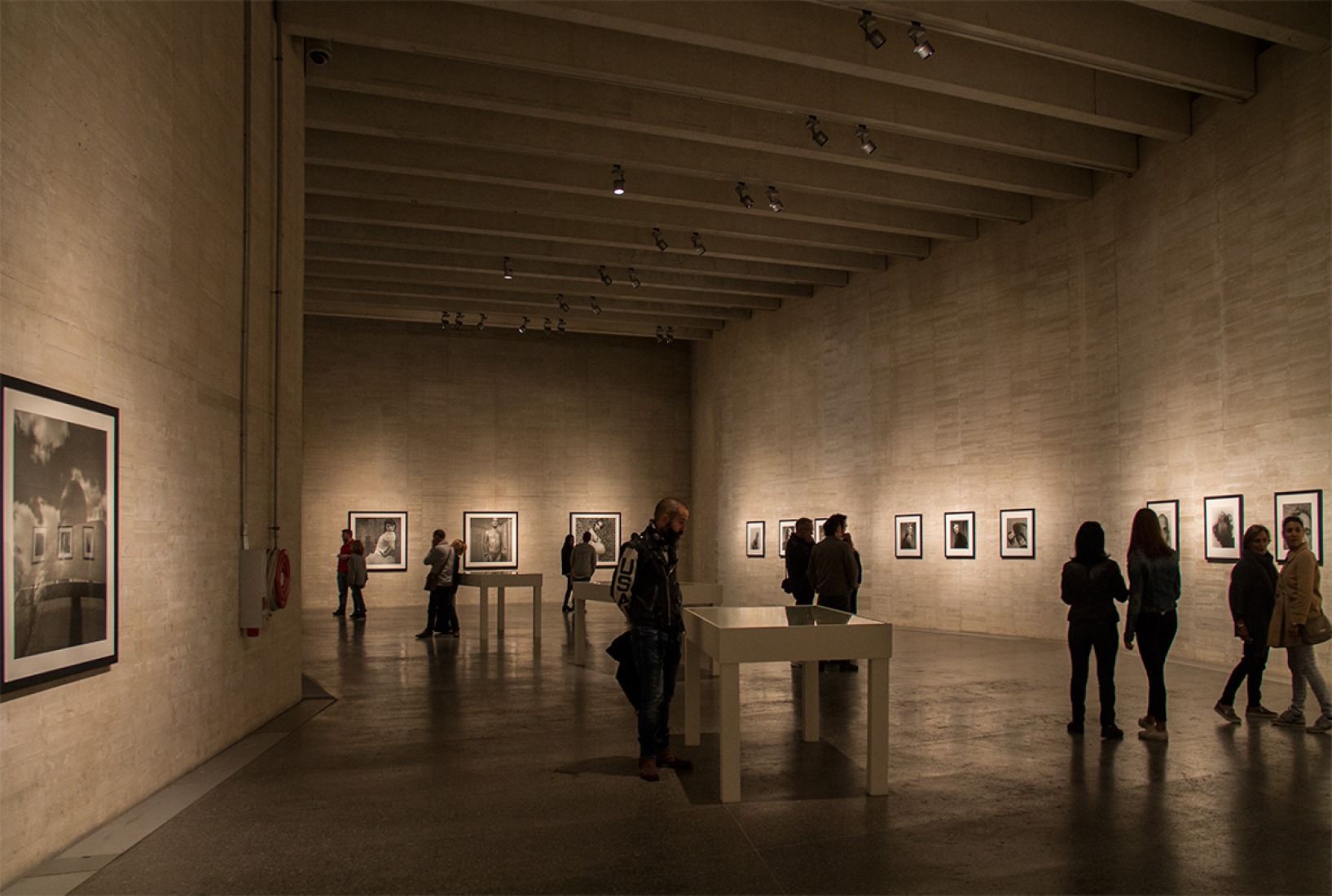 Imagen de la exposición Sombras del Viento, de Alberto García-Alix, en el MUSAC. Fotografía por Andrea Portillo / METALOCUS.