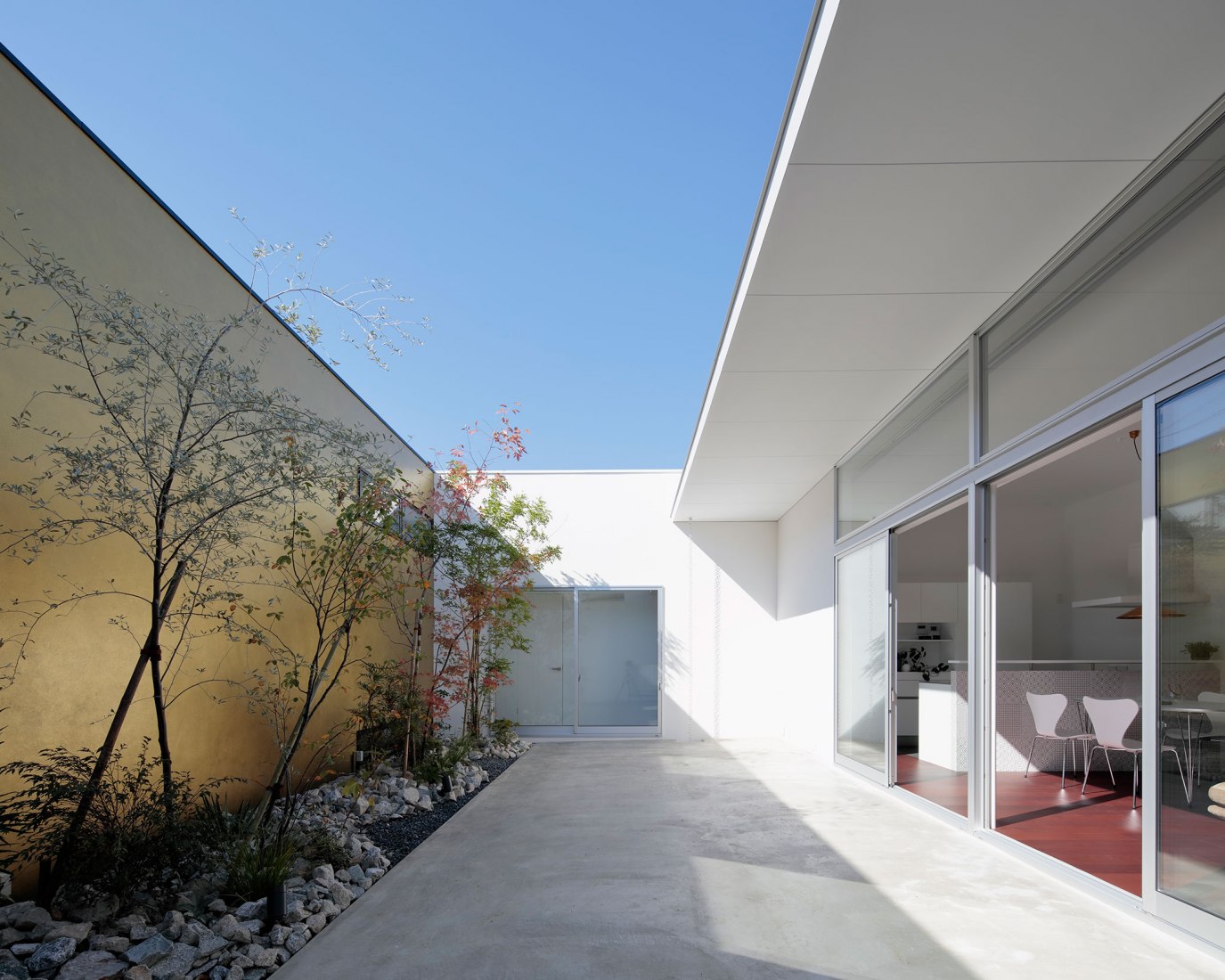 Garden Outline House por Takanori Ineyama Architects. Fotografía por Koichi Torimura.
