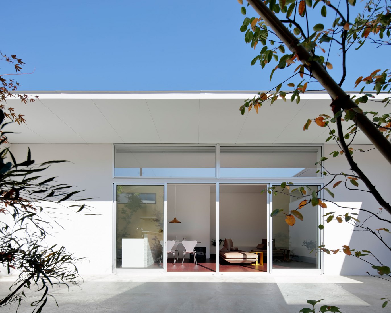 Garden Outline House por Takanori Ineyama Architects. Fotografía por Koichi Torimura.