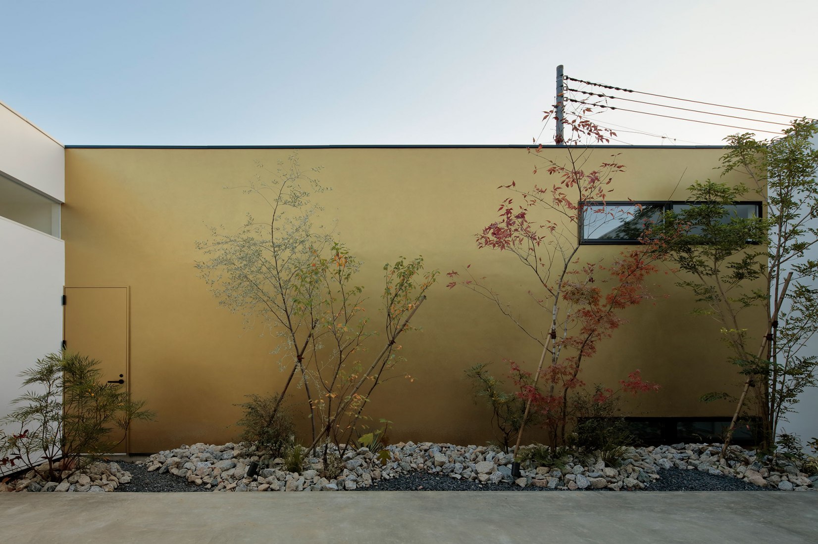 Garden Outline House por Takanori Ineyama Architects. Fotografía por Koichi Torimura.