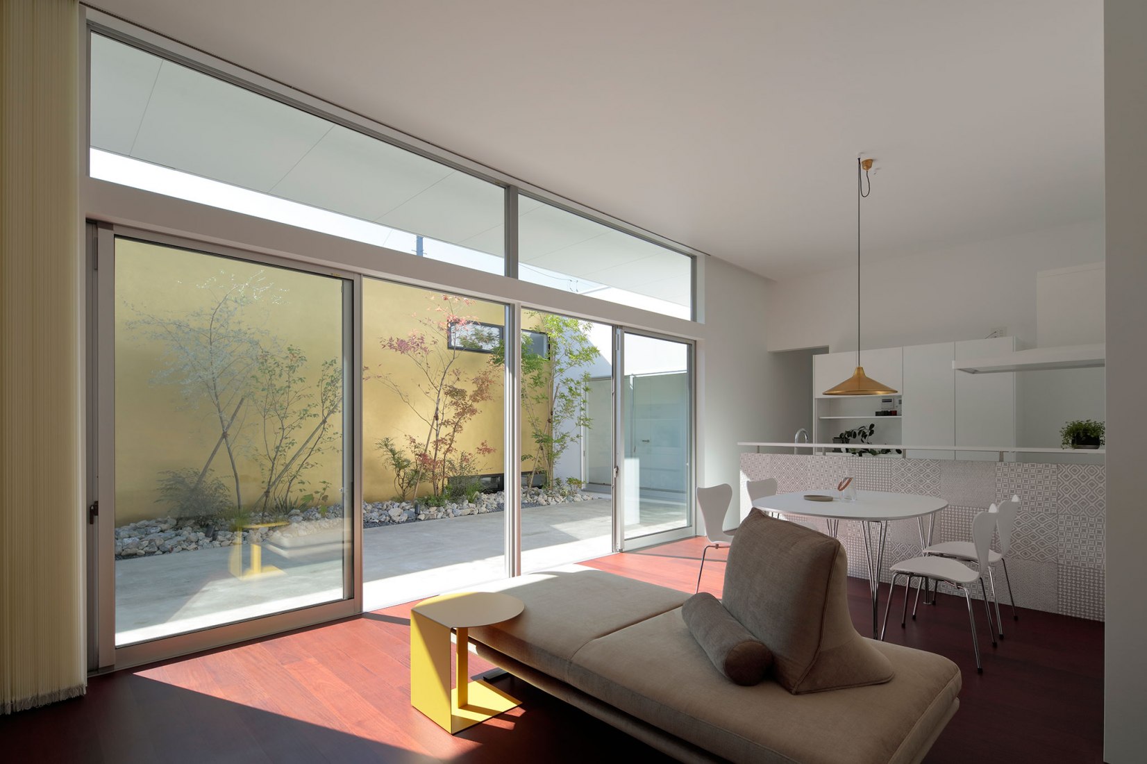 Garden Outline House por Takanori Ineyama Architects. Fotografía por Koichi Torimura.