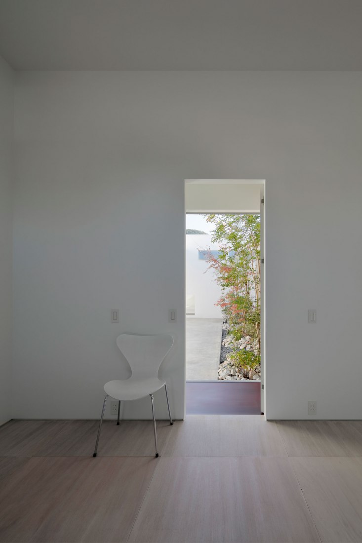 Garden Outline House por Takanori Ineyama Architects. Fotografía por Koichi Torimura.