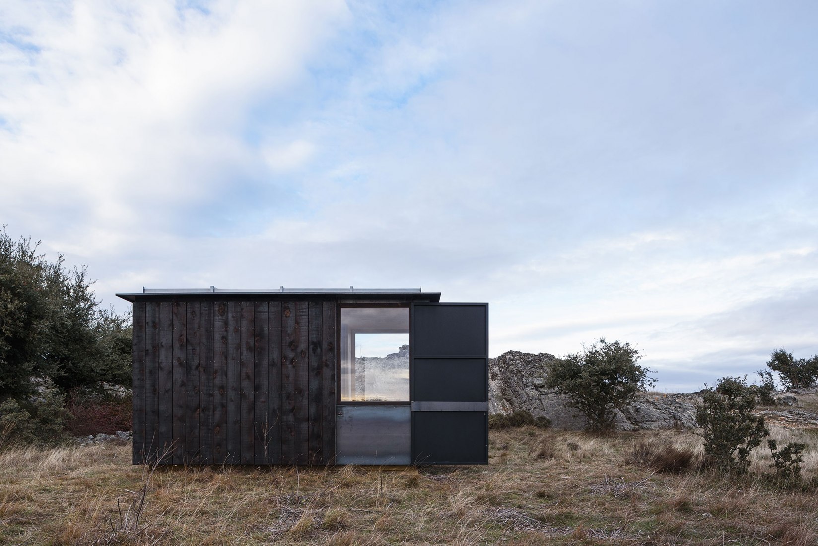 Exterior. Vigilance pavilions for Heritage of Cultural Interest (BIC) in Castilla y León by Gaztelu Jerez Arquitectos. Photograph © Javier Bravo