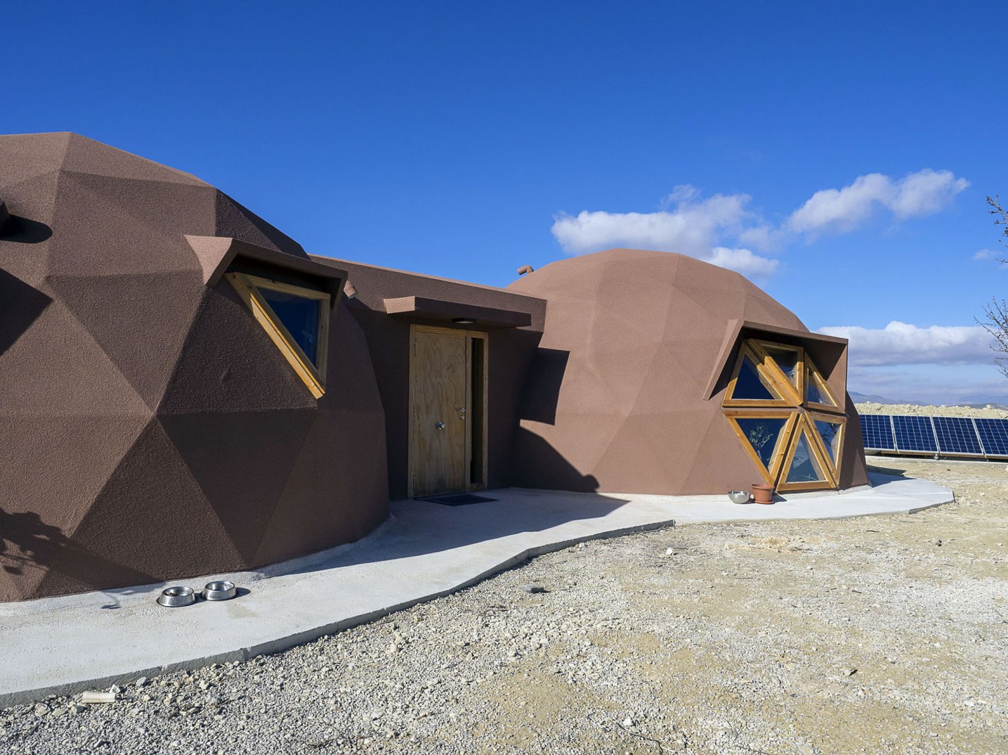 Geodesic and self-sufficient housing by Ecoproyecta. Photograph © Superlumen