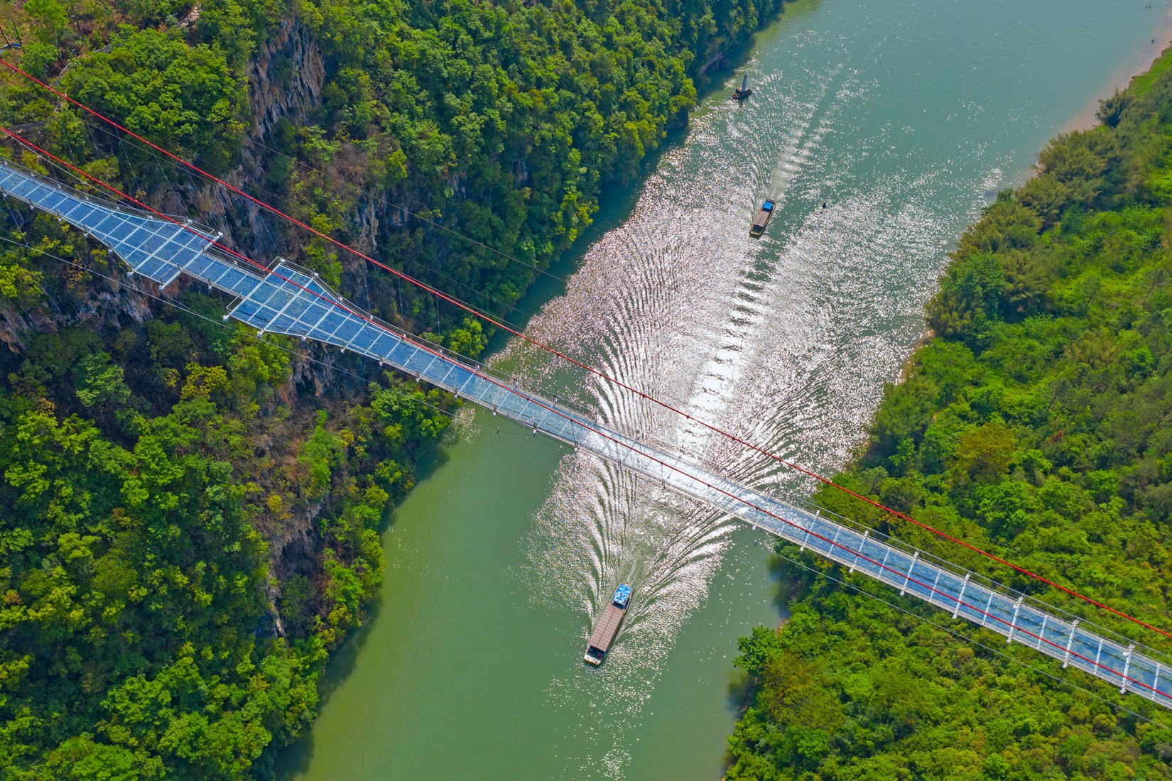 Puente de Cristal en Huangchuan por UAD. Fotografía de Lianzhou Qingtian Tourism Development Co., Ltd.