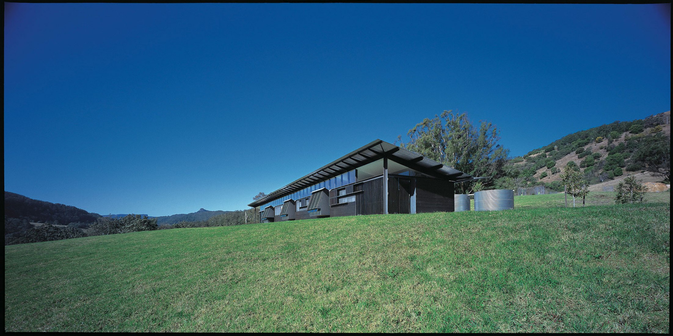 Casa Walsh, Valle Kangaroo NSW por Glenn Murcutt. Fotografía por AnthonyBrowell