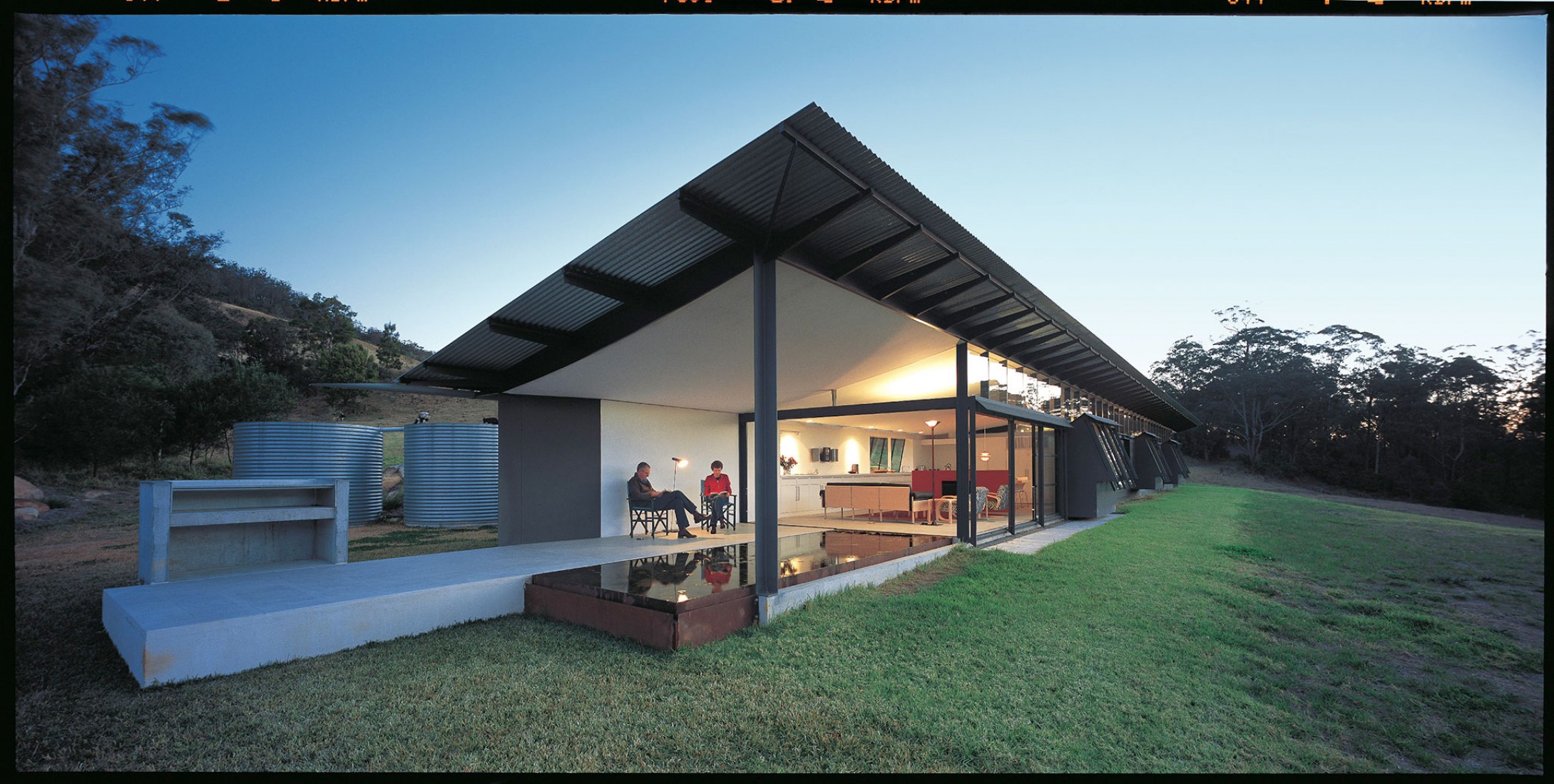 Casa Walsh, Valle Kangaroo NSW por Glenn Murcutt. Fotografía por AnthonyBrowell