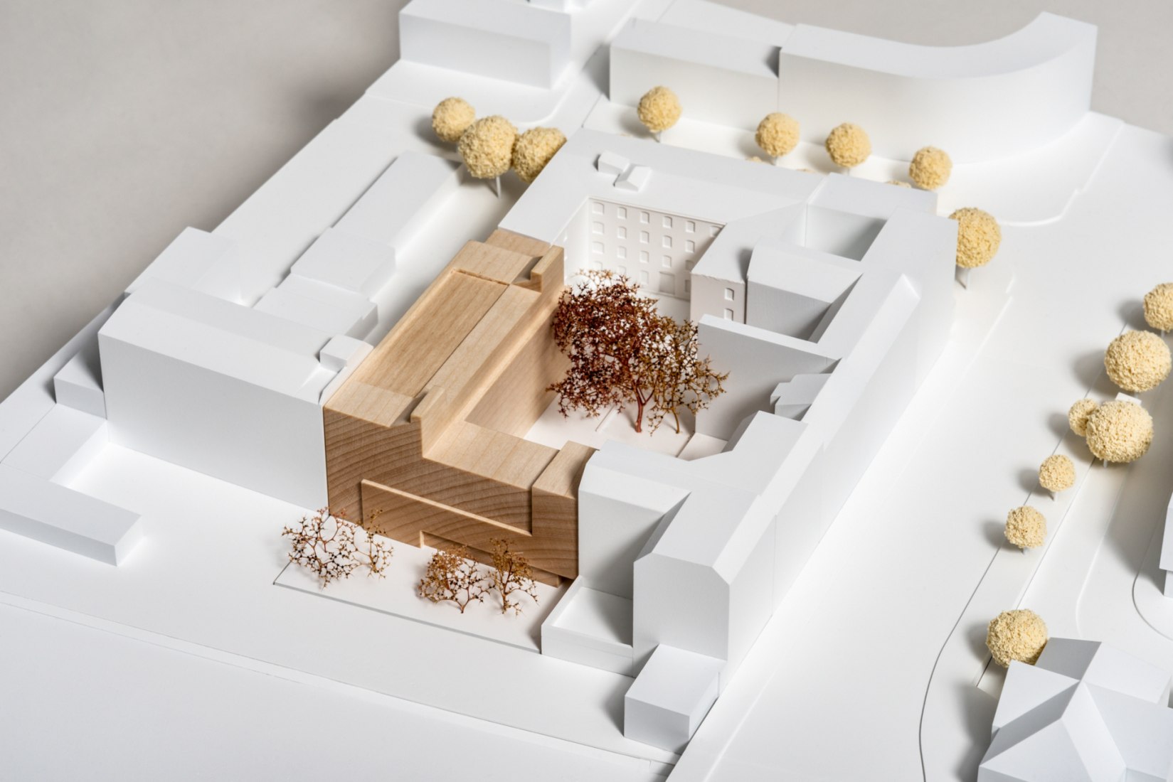Model. The west wing of the new building effectively separates the gypsum molding shop from the Berlin city motorway and the railway line. Photograph by Michael Lindner. Model by gmp Architekten