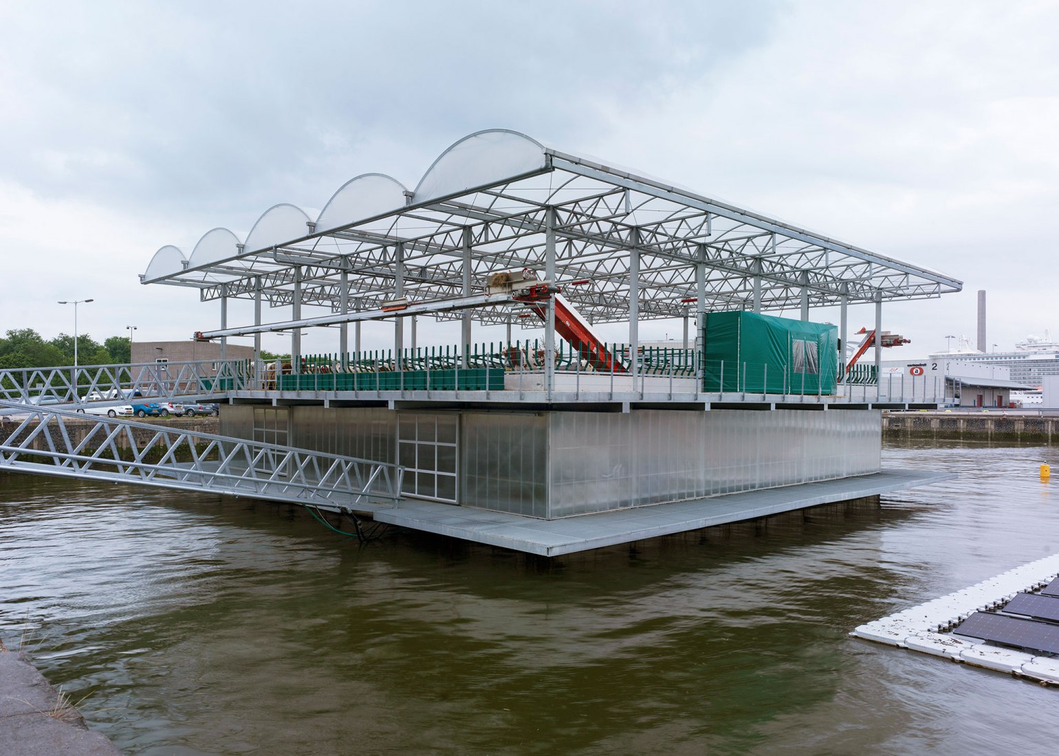 Floating Farm Dairy por Goldsmith Company. Fotografía por Rubén Dario Kleimeer.