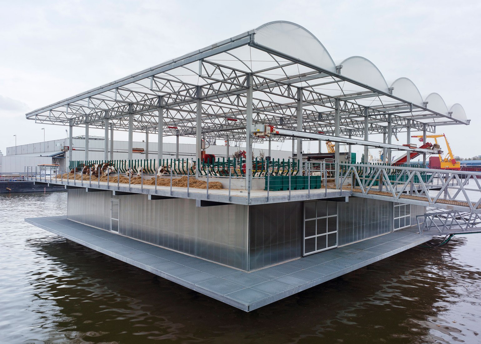 Floating Farm Dairy por Goldsmith Company. Fotografía por Rubén Dario Kleimeer.