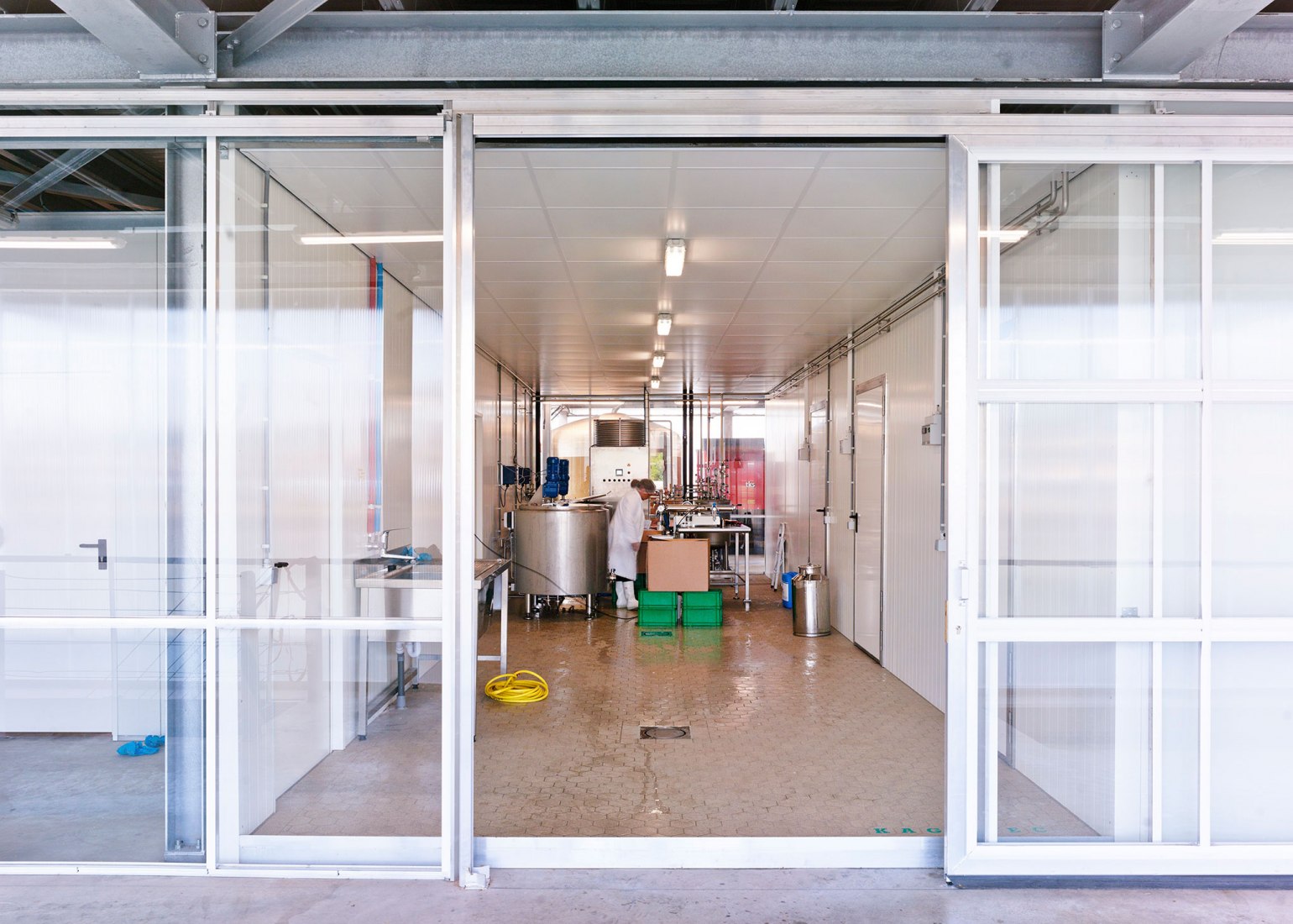 Floating Farm Dairy por Goldsmith Company. Fotografía por Rubén Dario Kleimeer.