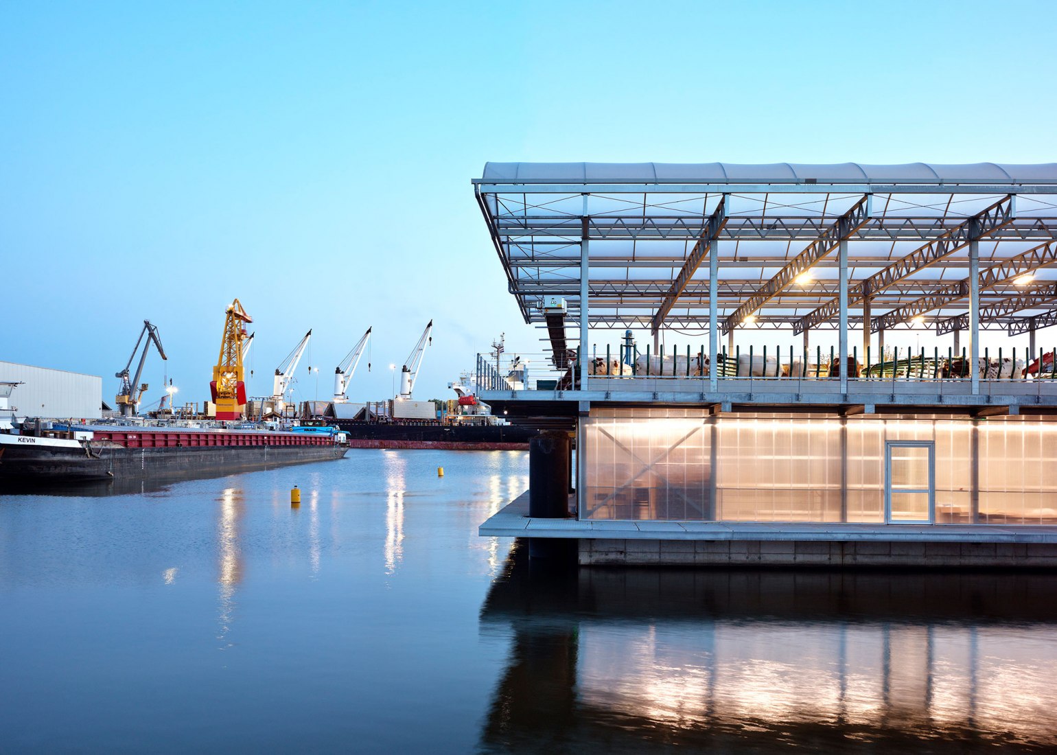 Floating Farm Dairy por Goldsmith Company. Fotografía por Rubén Dario Kleimeer.