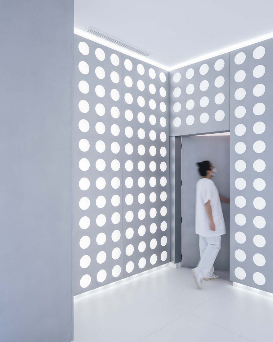 OCULUM, lobby for the Institute of Ocular Microsurgery (IMO) in Mirasierra by gon architects. Photograph by Imagen Subliminal.