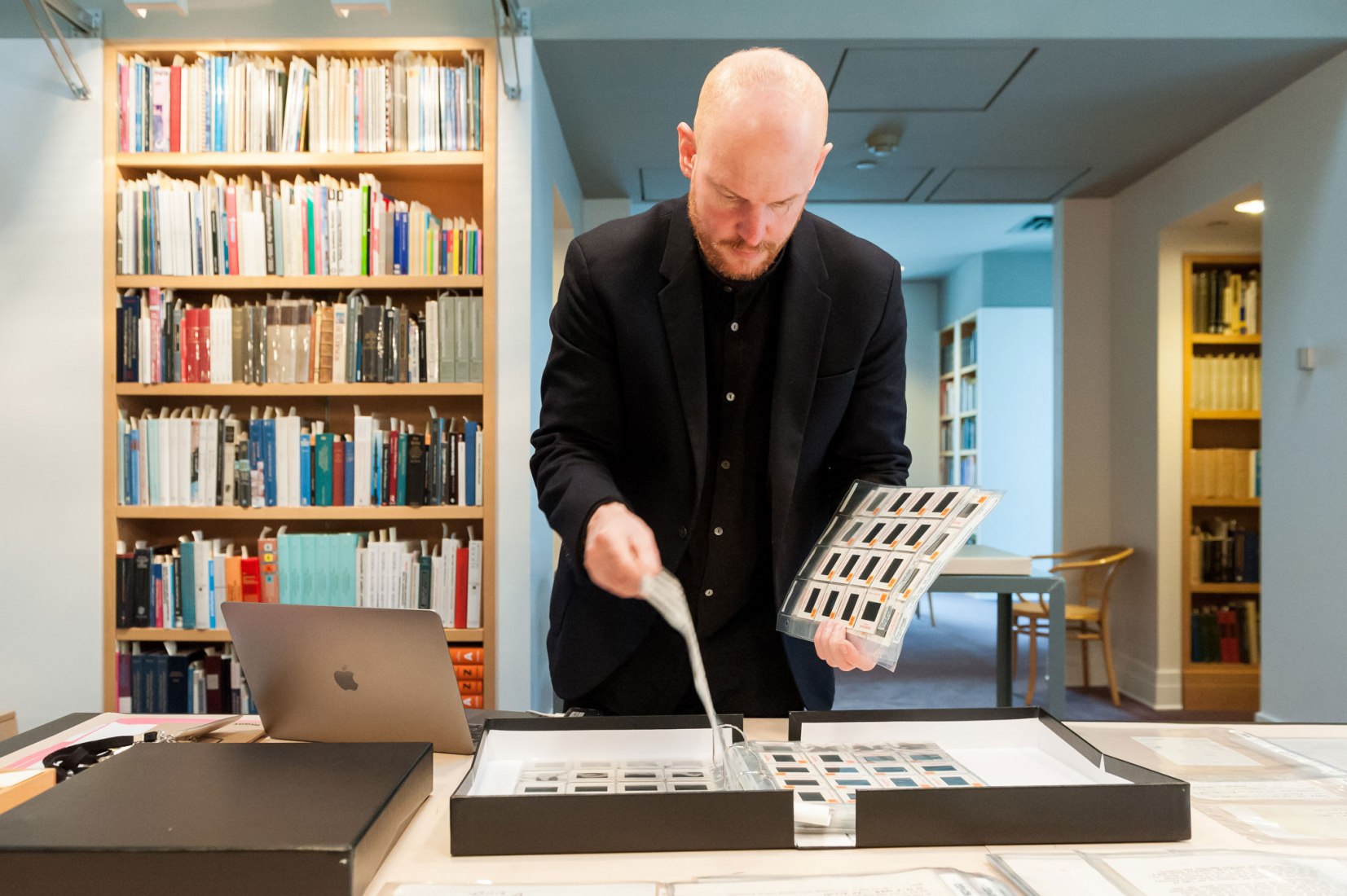 Yann Chateigné revisando la Colección Gordon Matta-Clark, Centro Canadiense de Arquitectura, 2018. Fotografía © CCA