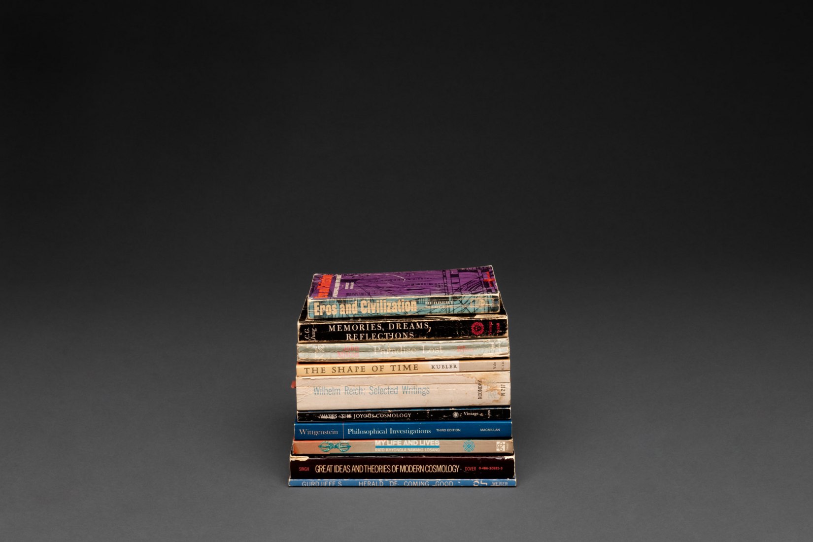 Libros sobre espacios interiores, seleccionados por Yann Chateigné de la biblioteca de Gordon Matta-Clark, 2019. Colección Gordon Matta-Clark, Centro Canadiense de Arquitectura. Donación de bienes de Gordon Matta-Clark © Bienes de Gordon Matta-Clark. Fotografia © CCA