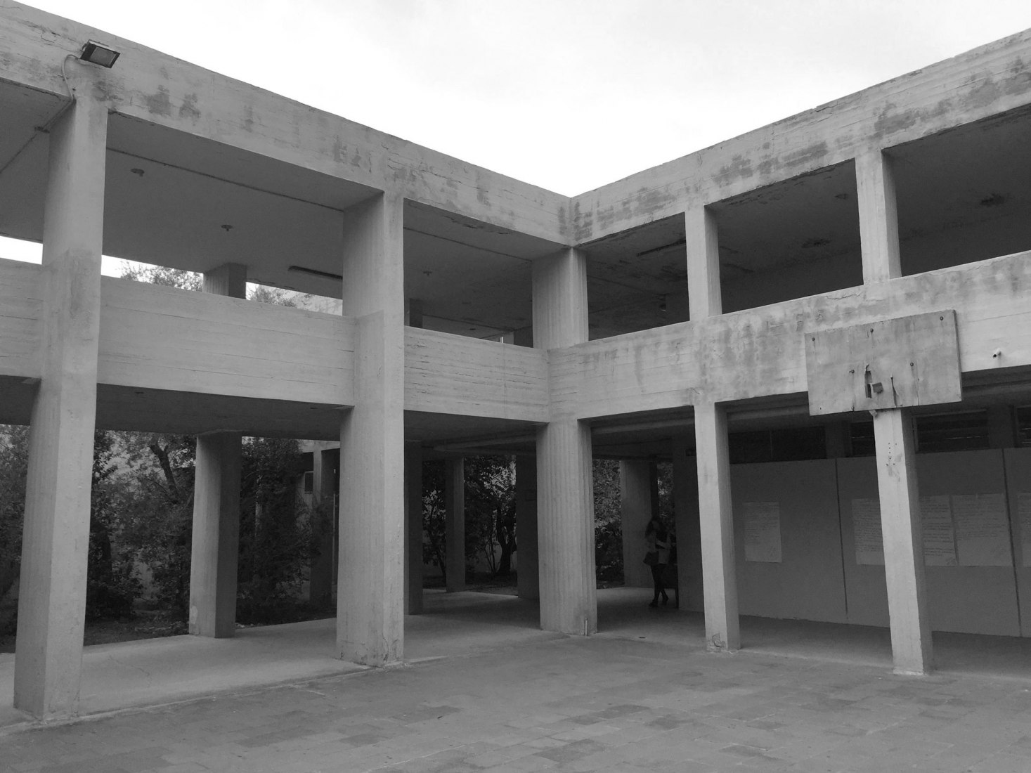 Escuela de Teología, Universidad de Kapodistrian de Atenas, Kalivitis y Leonardos. Imagen de Neiheiser Argyros