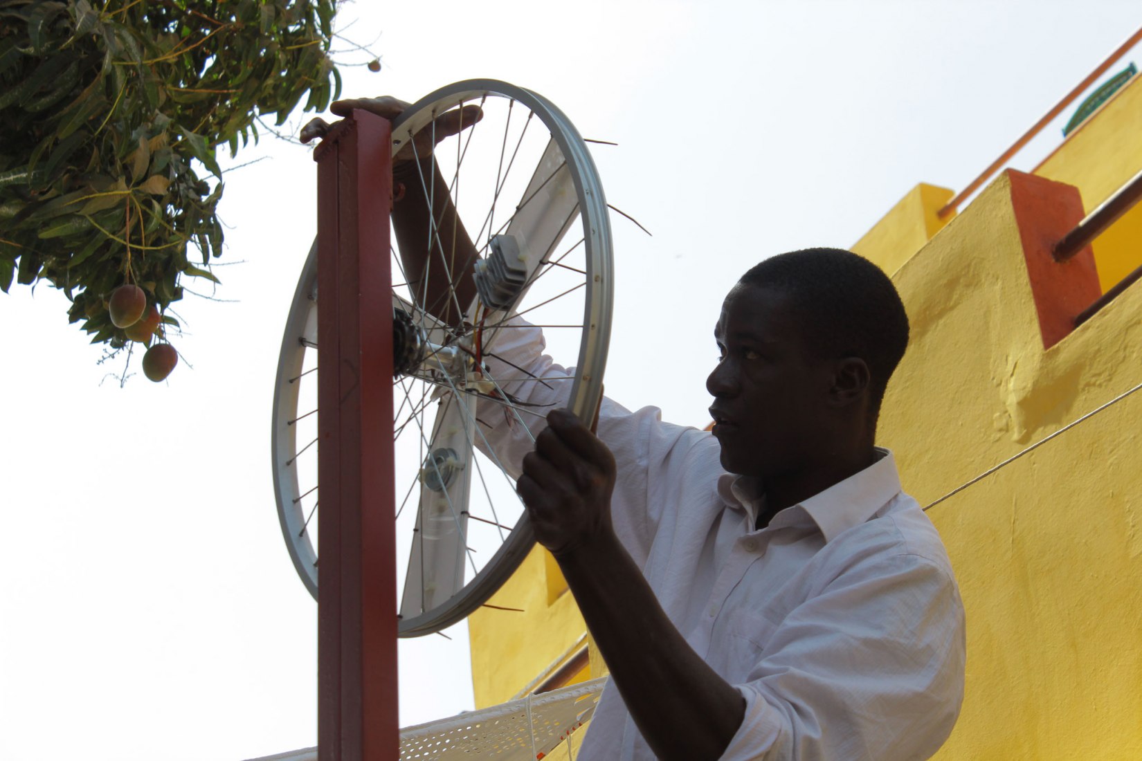 Imagen del proceso de montaje en Dakar. Gri Gri Pixel Dakar. Imagen cortesía de Gri Gri Pixel.