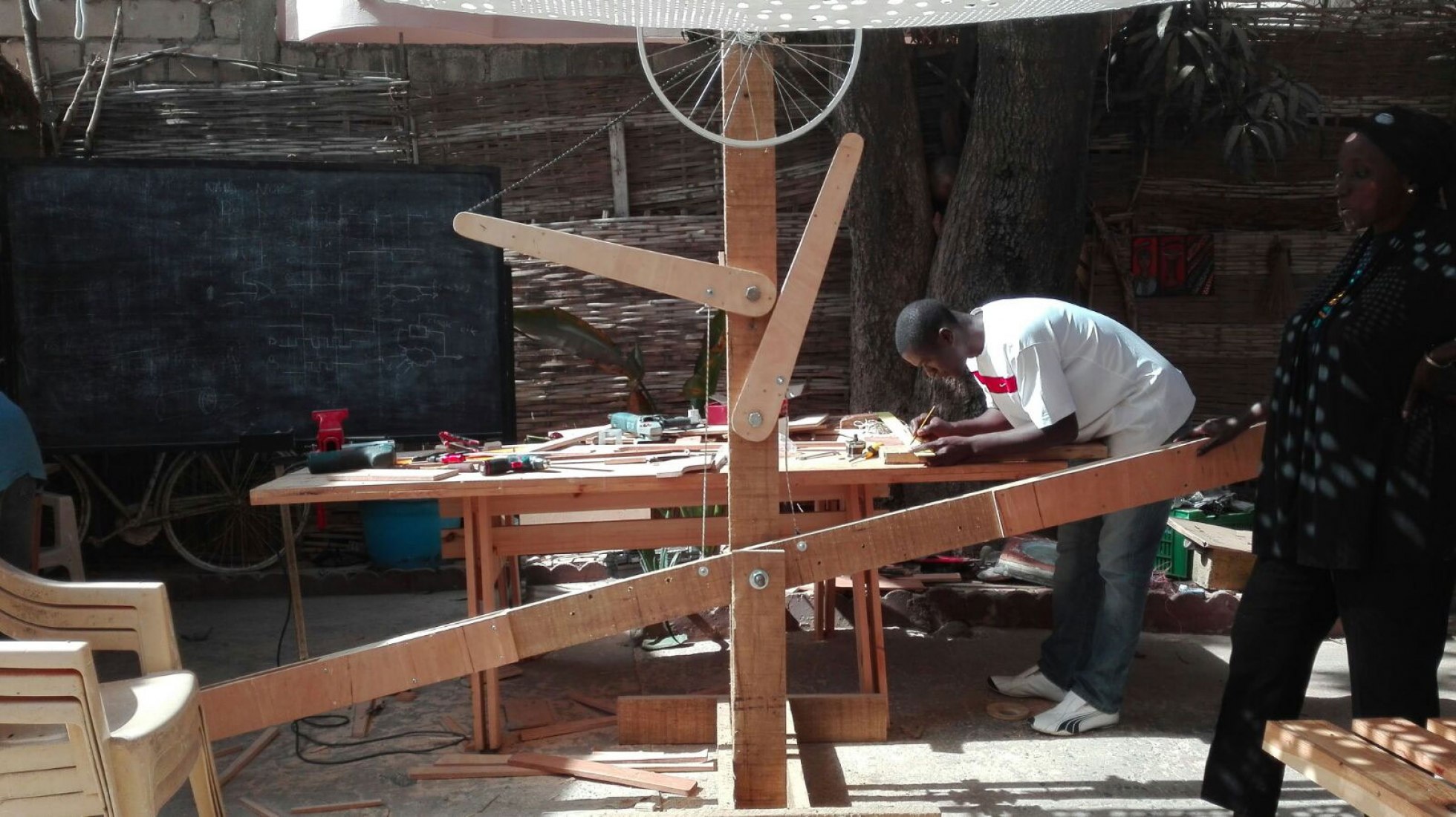 Imagen del proceso de montaje en Dakar. Gri Gri Pixel Dakar. Imagen cortesía de Gri Gri Pixel.