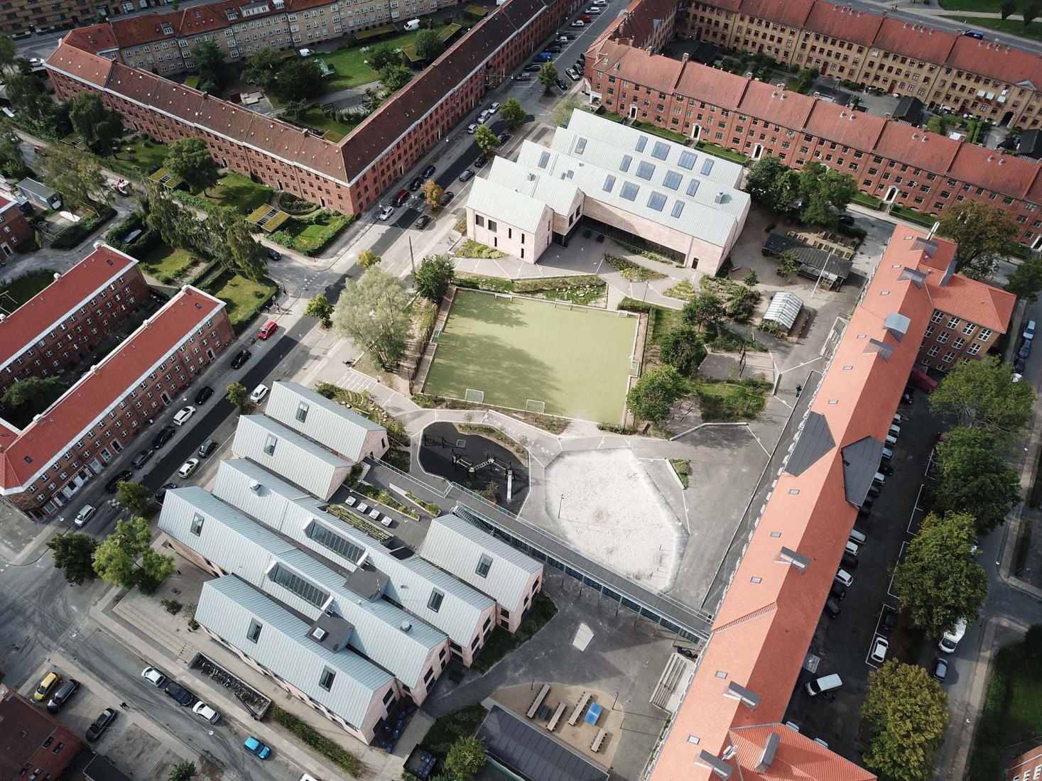 Escuela Grøndalsvængets por JJW ARKITEKTER. Fotografía por Jesper Pildal.