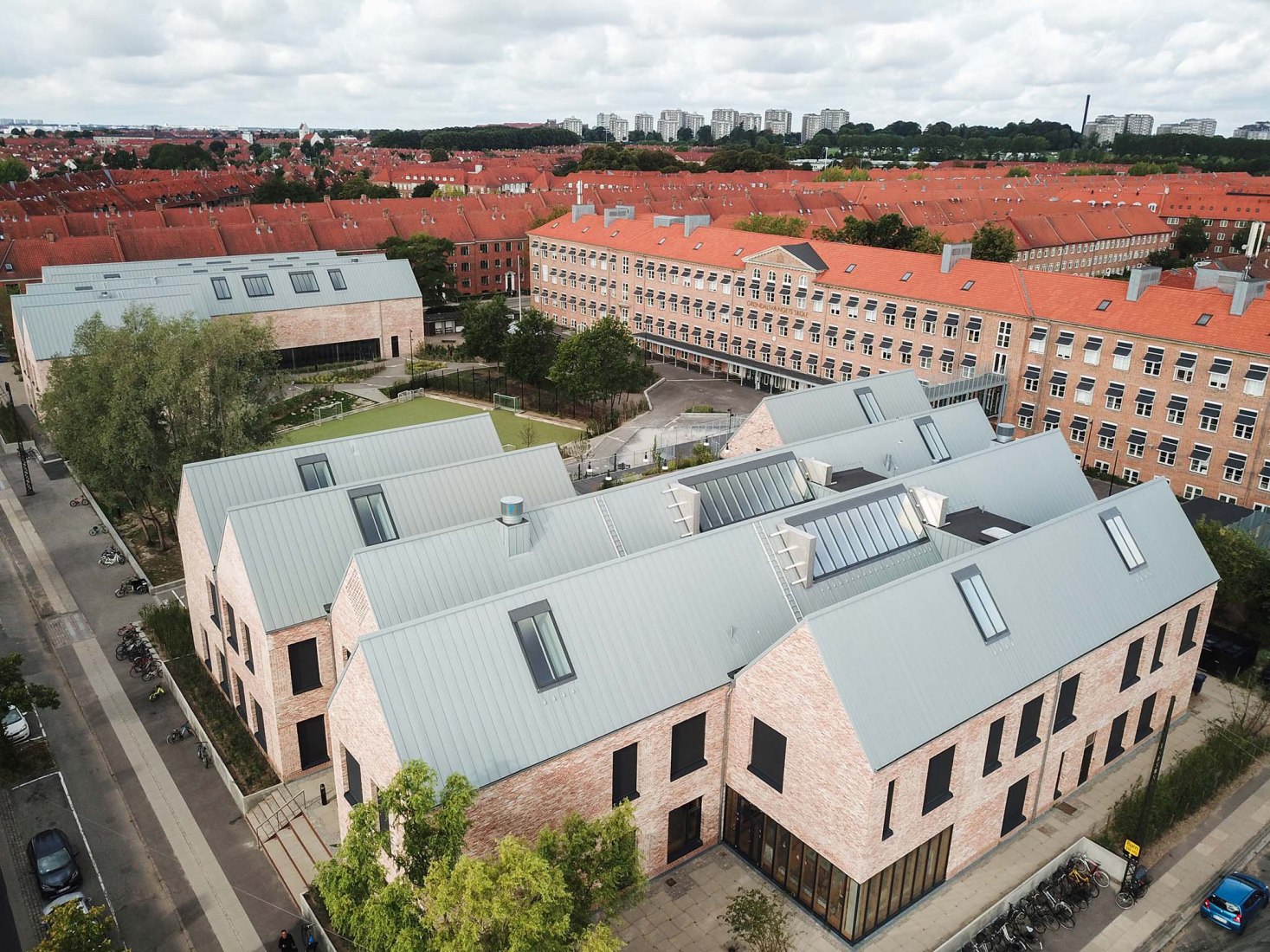 Escuela Grøndalsvængets por JJW ARKITEKTER. Fotografía por Jesper Pildal.