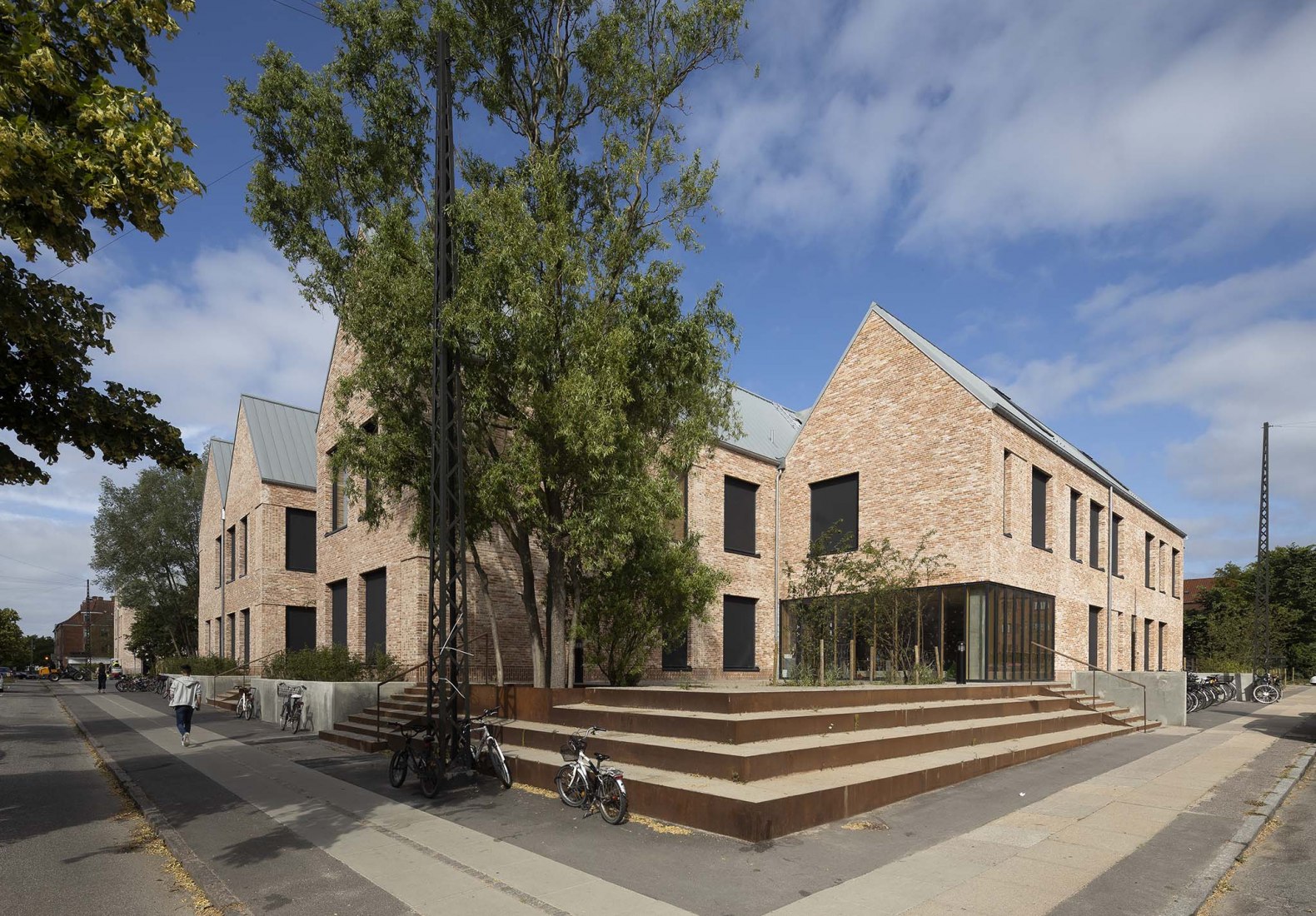 Escuela Grøndalsvængets por JJW ARKITEKTER. Fotografía por Torben Eskerod.