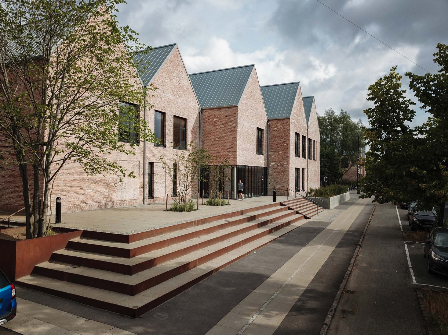 Escuela Grøndalsvængets por JJW ARKITEKTER. Fotografía por Jesper Pildal.
